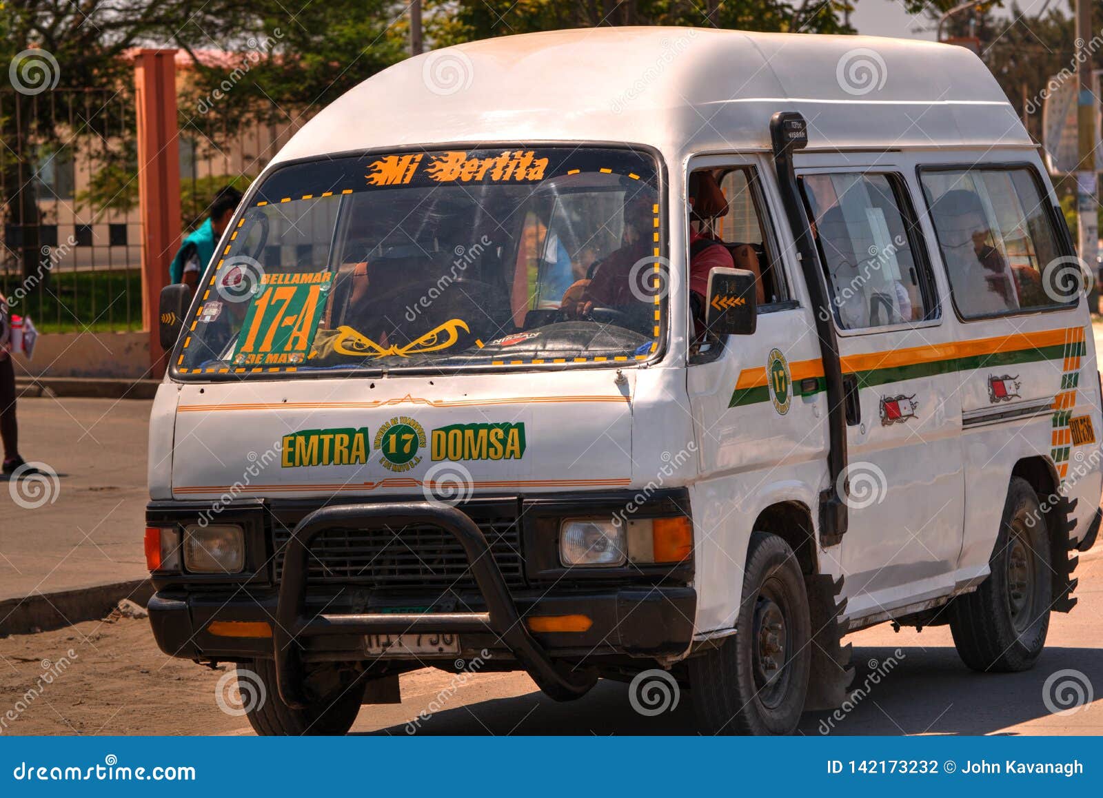 aantal Kudde niveau Bus `combi` in New Chimbote, Peru Editorial Photography - Image of  transportation, white: 142173232