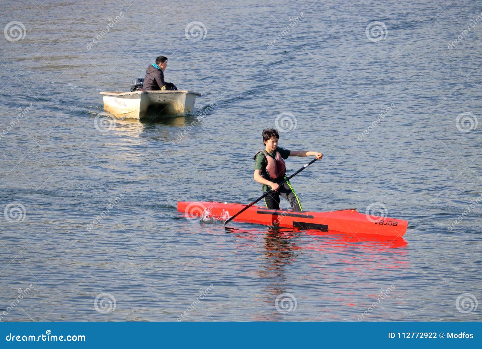 Bus en Atleet With Canoe. Een bus met de het Roeien van Vancouver Club werkt met een lid gebruikend een flatboardkano in Valse Kreek, Vancouver, Canada op 17 Maart, 2018