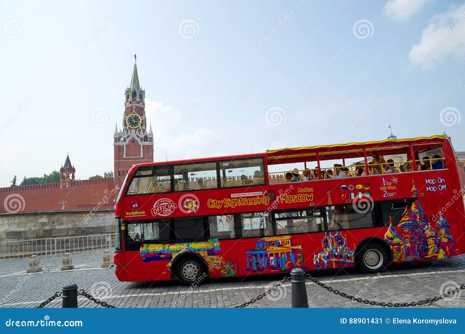 Автобусные экскурсии по москве от красной. Туристический автобус в Москве двухэтажный красный. Красный экскурсионный автобус в Москве. Экскурсионный автобус на красной площади. Экскурсионный красный автобус по Москве.