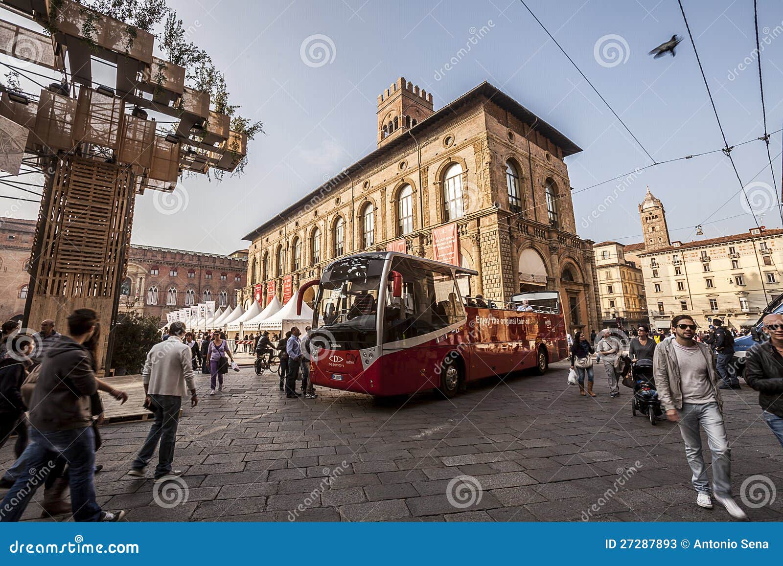 Bus turistico a Bologna fotografia stock editoriale. Immagine di