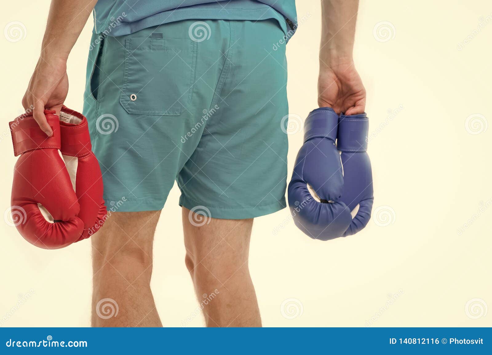 Buscar Al Opositor El Hombre En Pantalones Cortos Lleva Dos Pares De Boxeo  Del Fondo Blanco Aislado Vista Posterior De Los Guante Foto de archivo -  Imagen de hombre, mano: 140812116