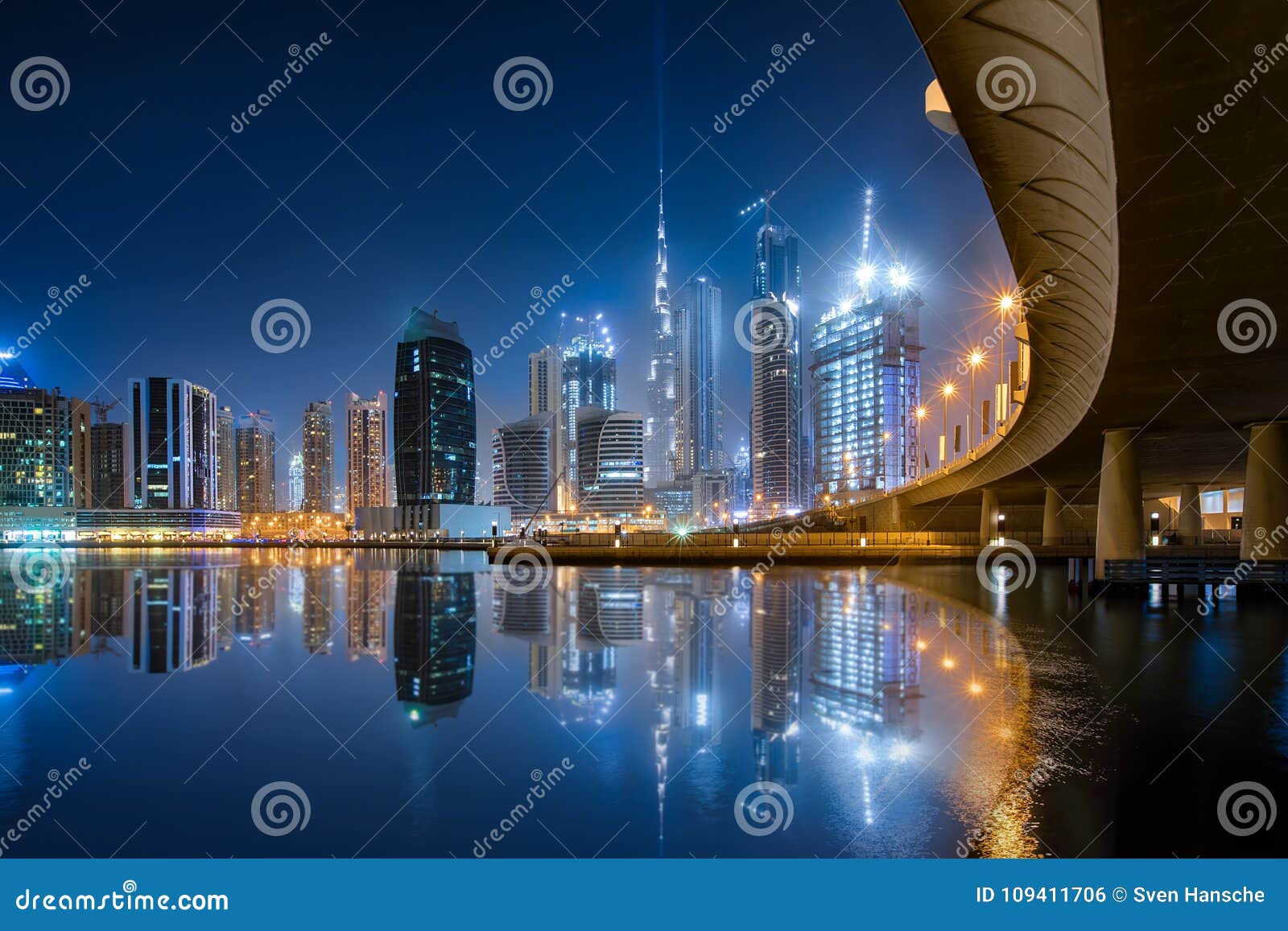 the business bay in dubai during night