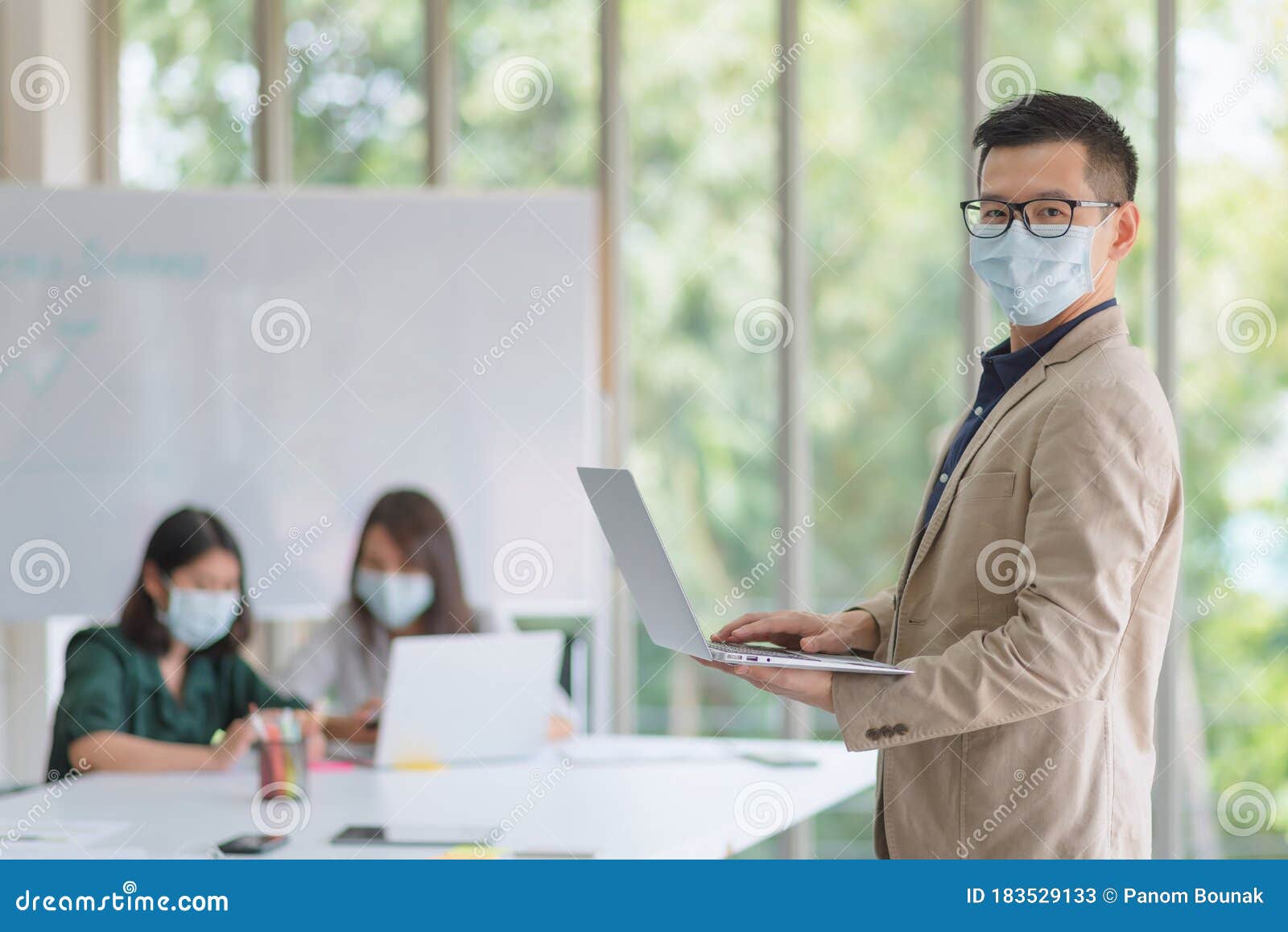 Helt tør Mew Mew Flad Business Employees Wearing Mask during Work in Office To Keep Hygiene  Follow Company Policy.Preventive during the Period of Stock Image - Image  of employee, communication: 183529133