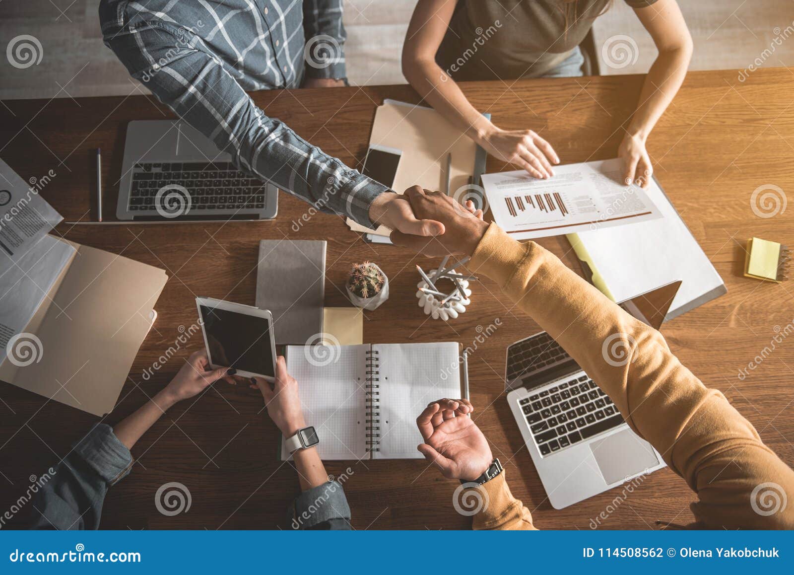 People making Business deal free image download