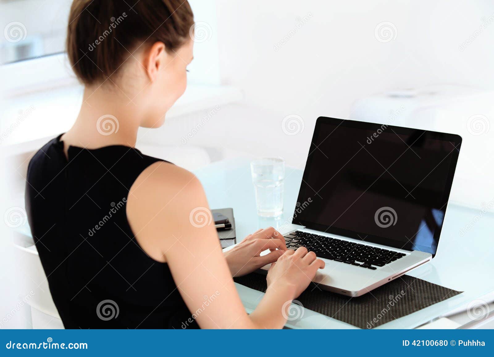 business woman with a laptop at the ÃÂ¾ffice