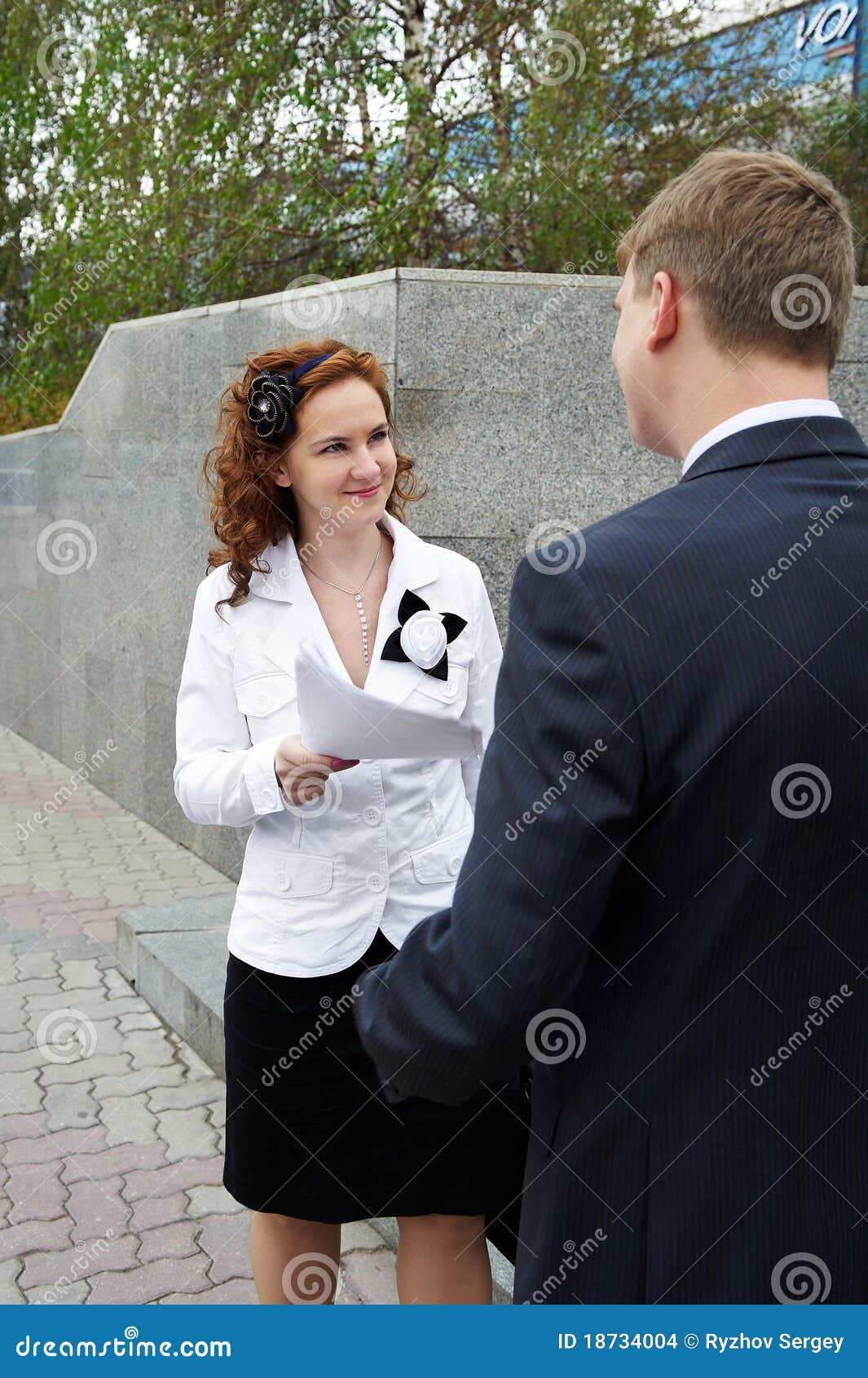 https://thumbs.dreamstime.com/z/business-woman-talking-to-man-18734004.jpg