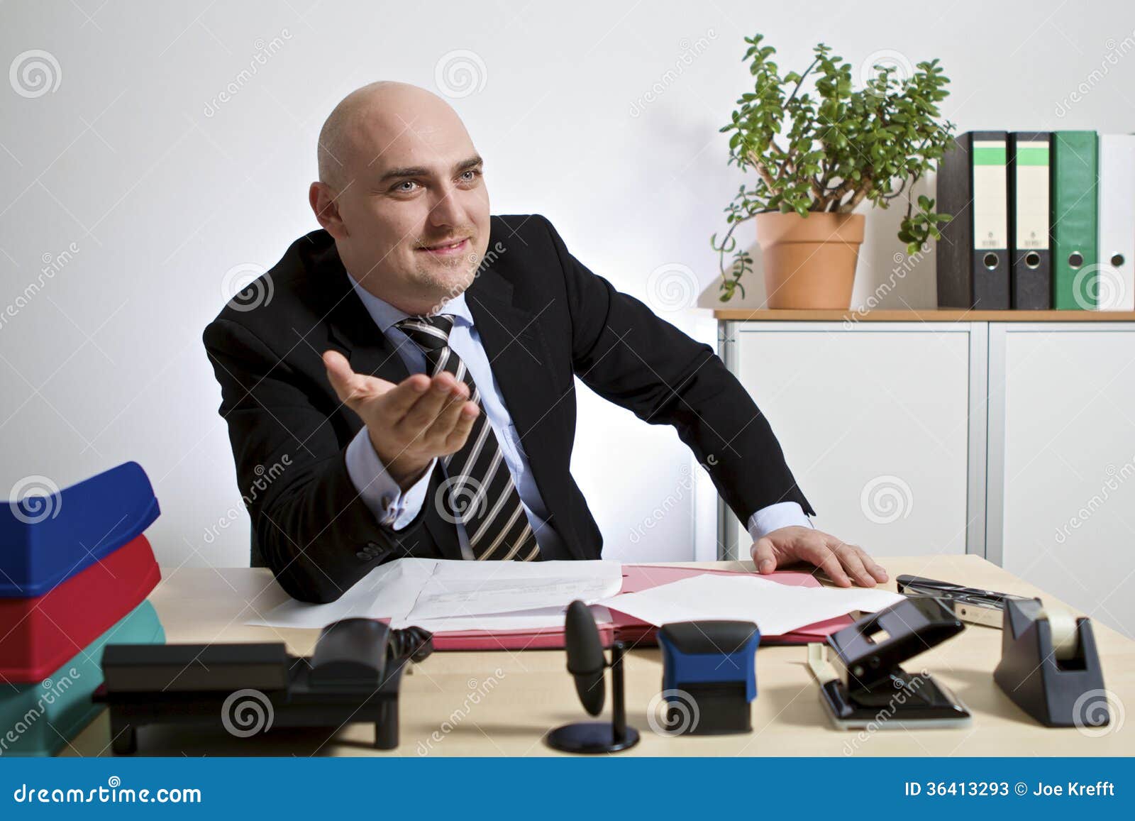 Businessmann de sorriso. Um homem de negócios em uma negociação está falando a seu sócio comercial