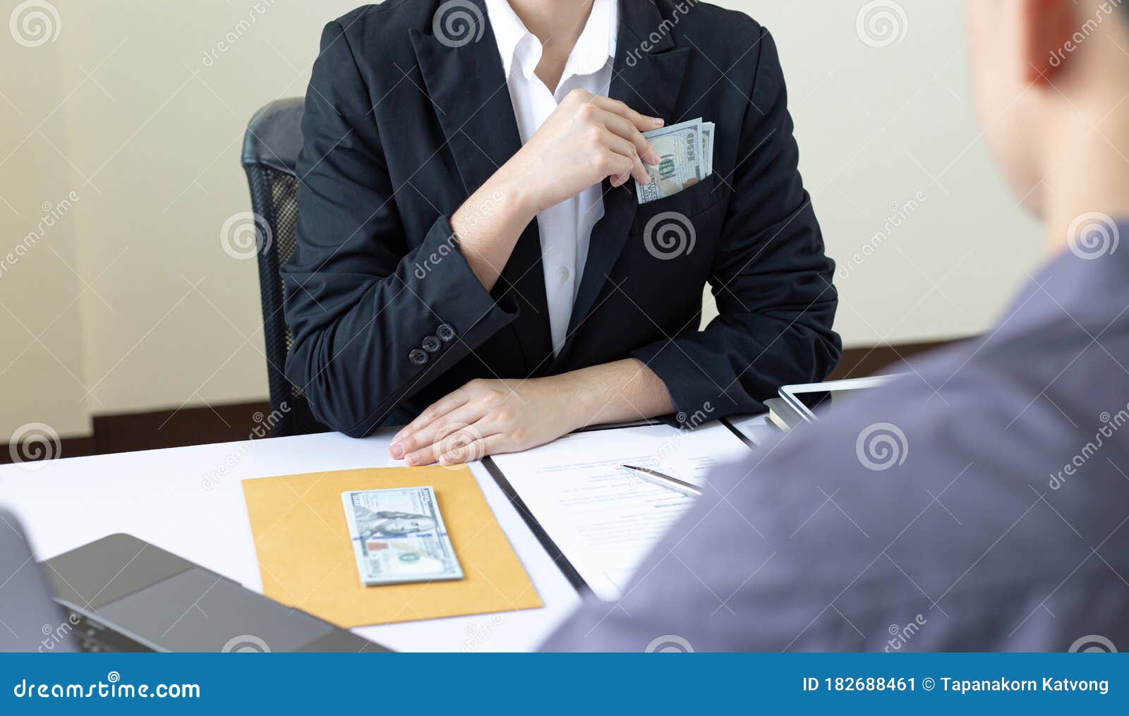 businessmen give dollars to bribe employees in signing contracts to buy illegal land and real estate