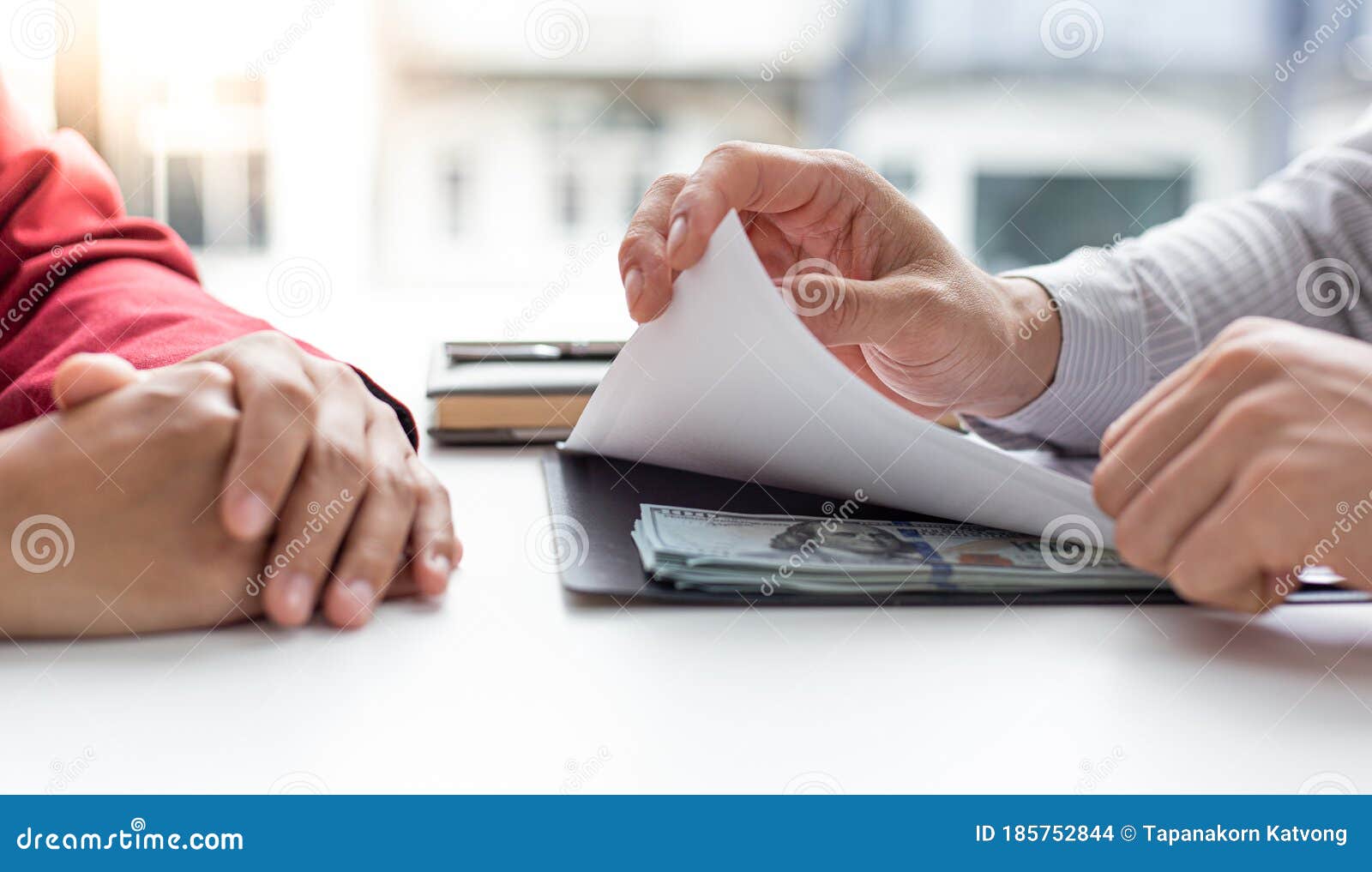 businessmen give dollars to bribe employees in signing contracts to buy illegal land and real estate