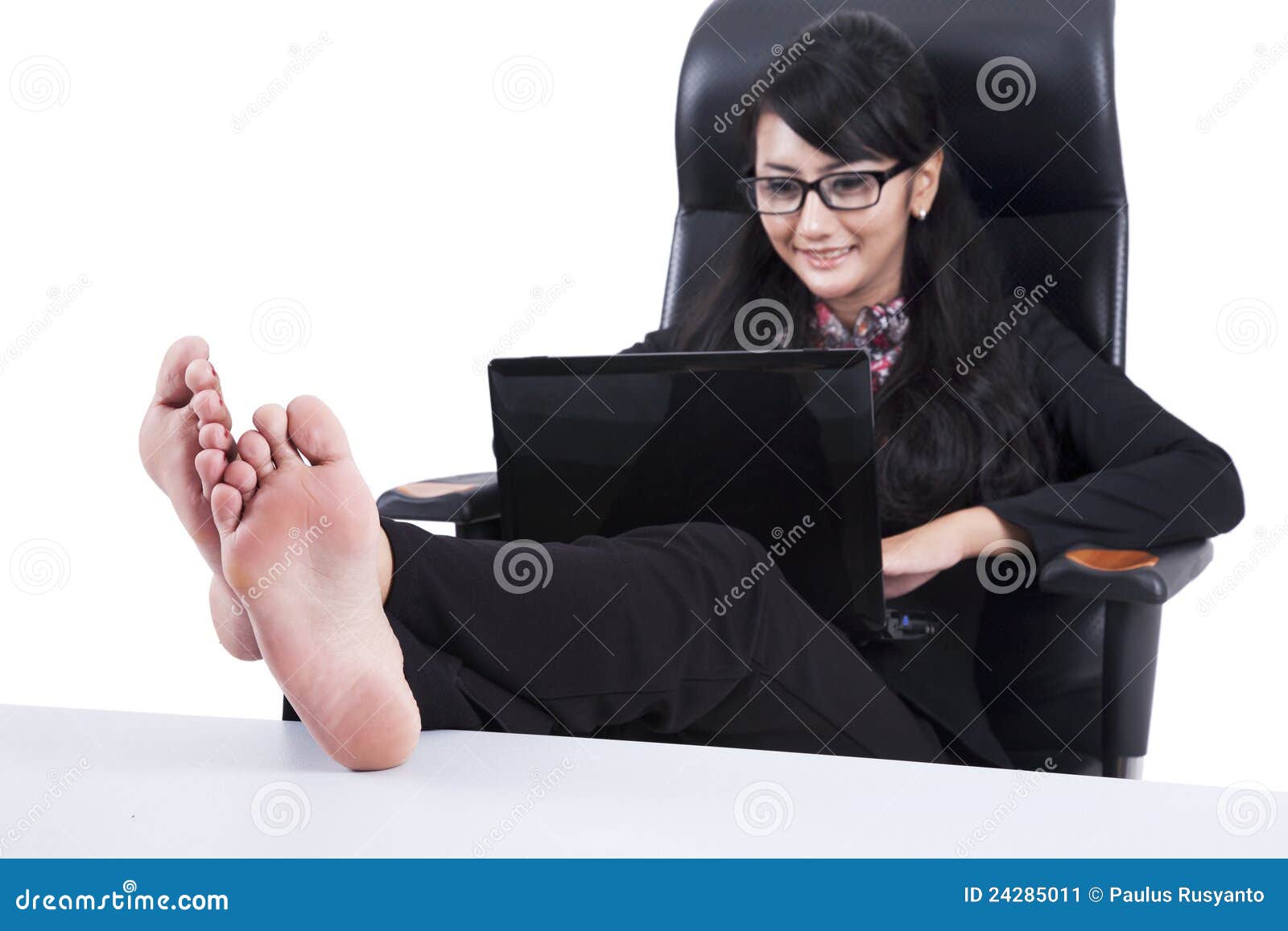 businesswoman feet up table 24285011