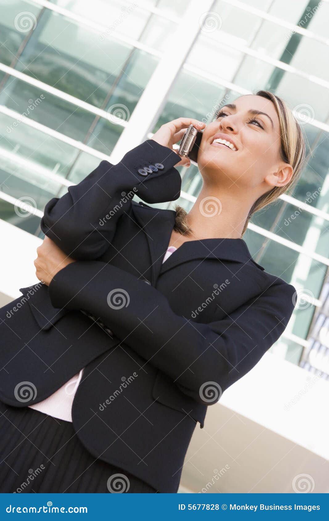 Businesswoman mobile dzwoni na stanie wykorzystać. Na zewnątrz bizneswomanu komórkowy telefon stałego się użyć