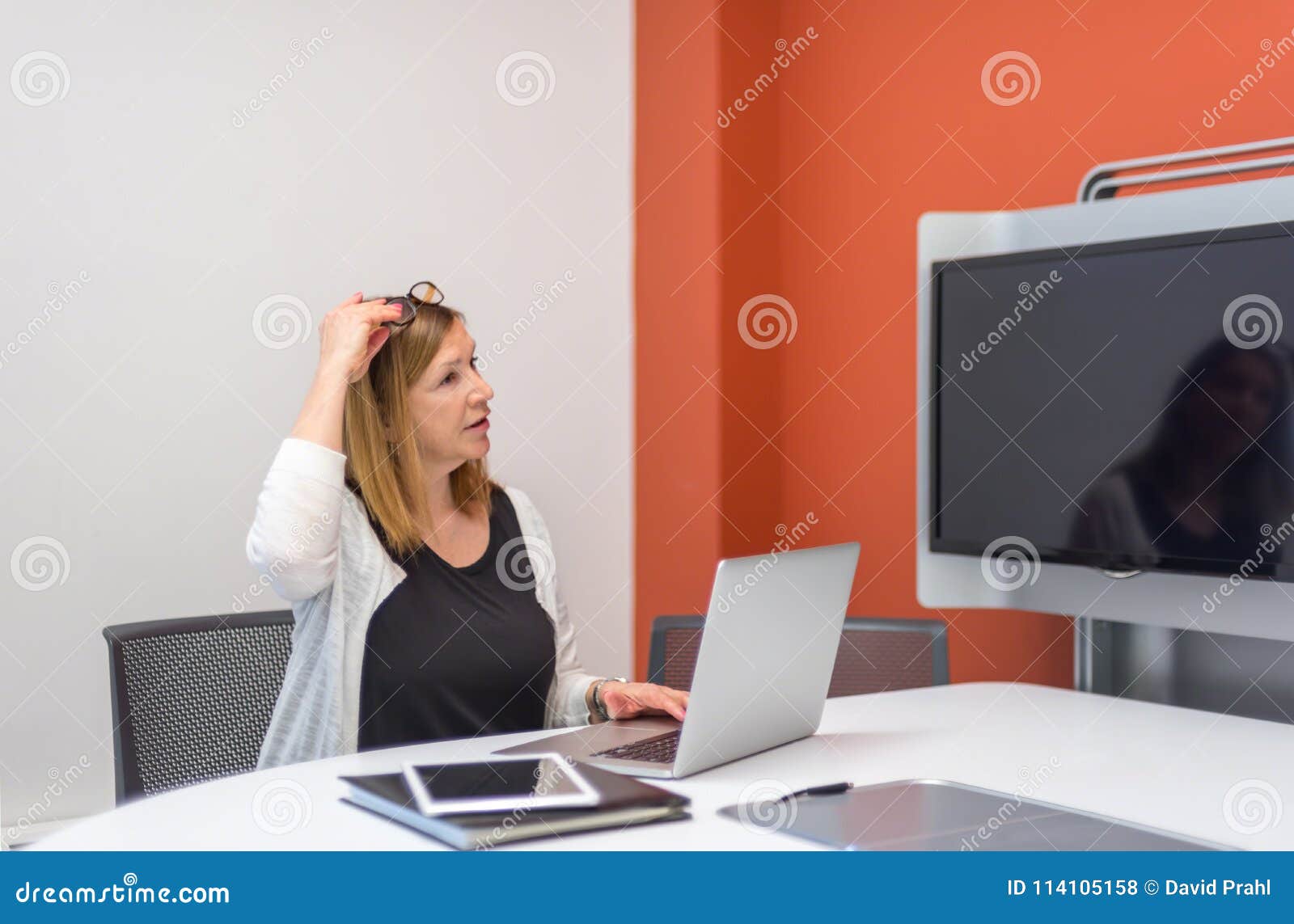 Prahl 2024 computer desk