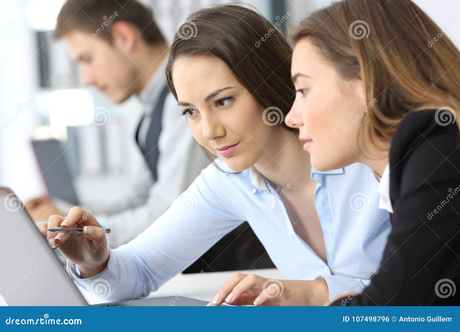 businesswomen working on line together
