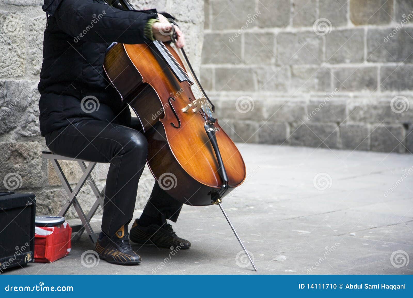 busker playing the cello