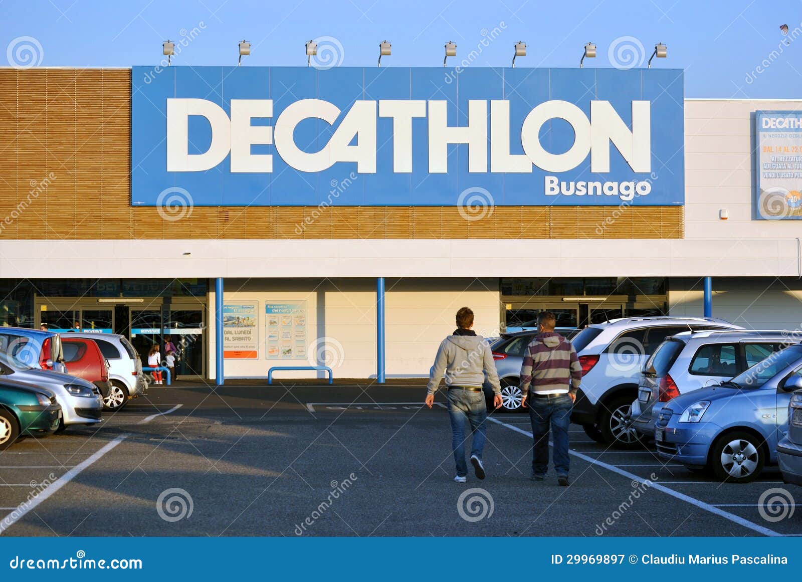 Wat mensen betreft emmer Bomen planten Decathlon Sports Store in Italy Editorial Photography - Image of equipment,  customer: 29969897