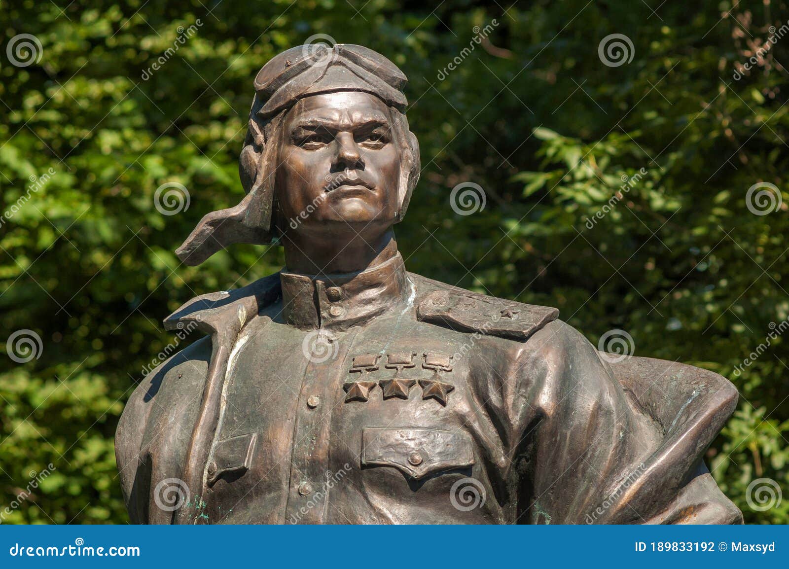Иван Кожедуб памятник