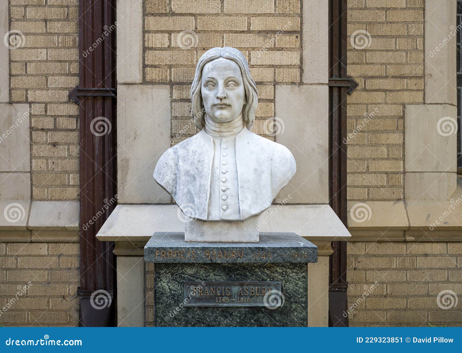 Busto De Mármore Do Bispo Francis Asbury No Jardim Da Primeira