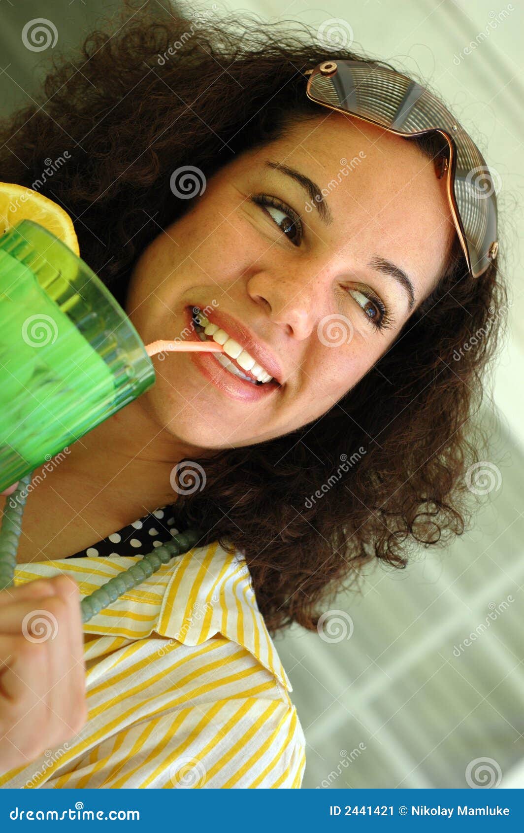 Buveur mignon de citronnade. Jeune femme mignon avec des taches de rousseur avalant la citronnade un jour chaud d'été