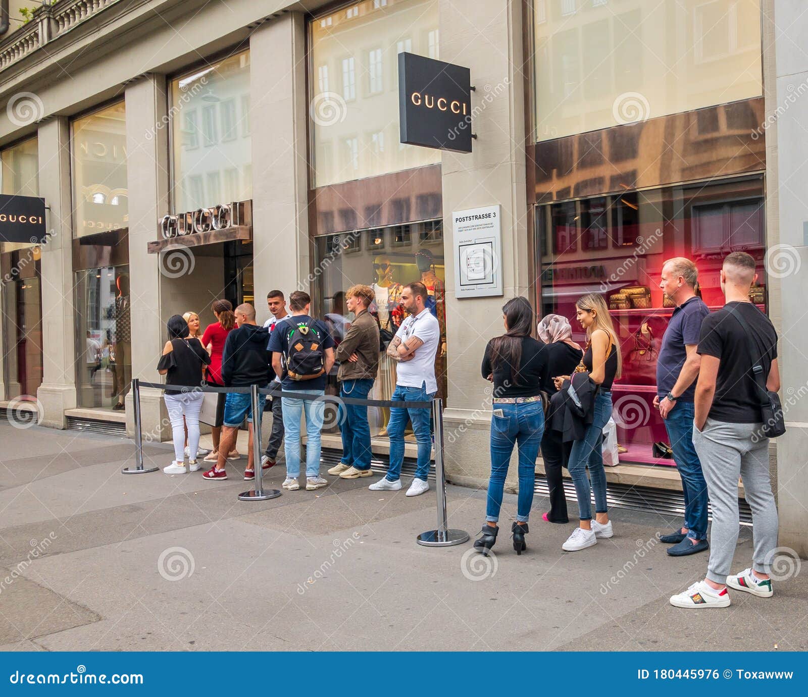 Tilsyneladende Eller enten lærer Buyers Waiting in Line To Visit Gucci Outlet during Sale Time Editorial  Photo - Image of consumerism, shopping: 180445976