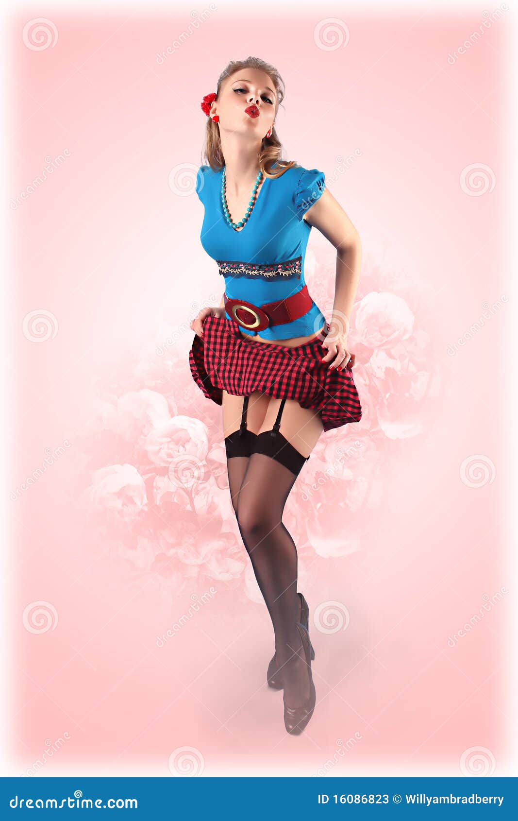 Buziaka pinup styl. 60x tła blondynki bluzki błękitny kwiatu dziewczyny włosy jej różowy pinup szkockiej kraty czerwieni spódnicy stylu turkus