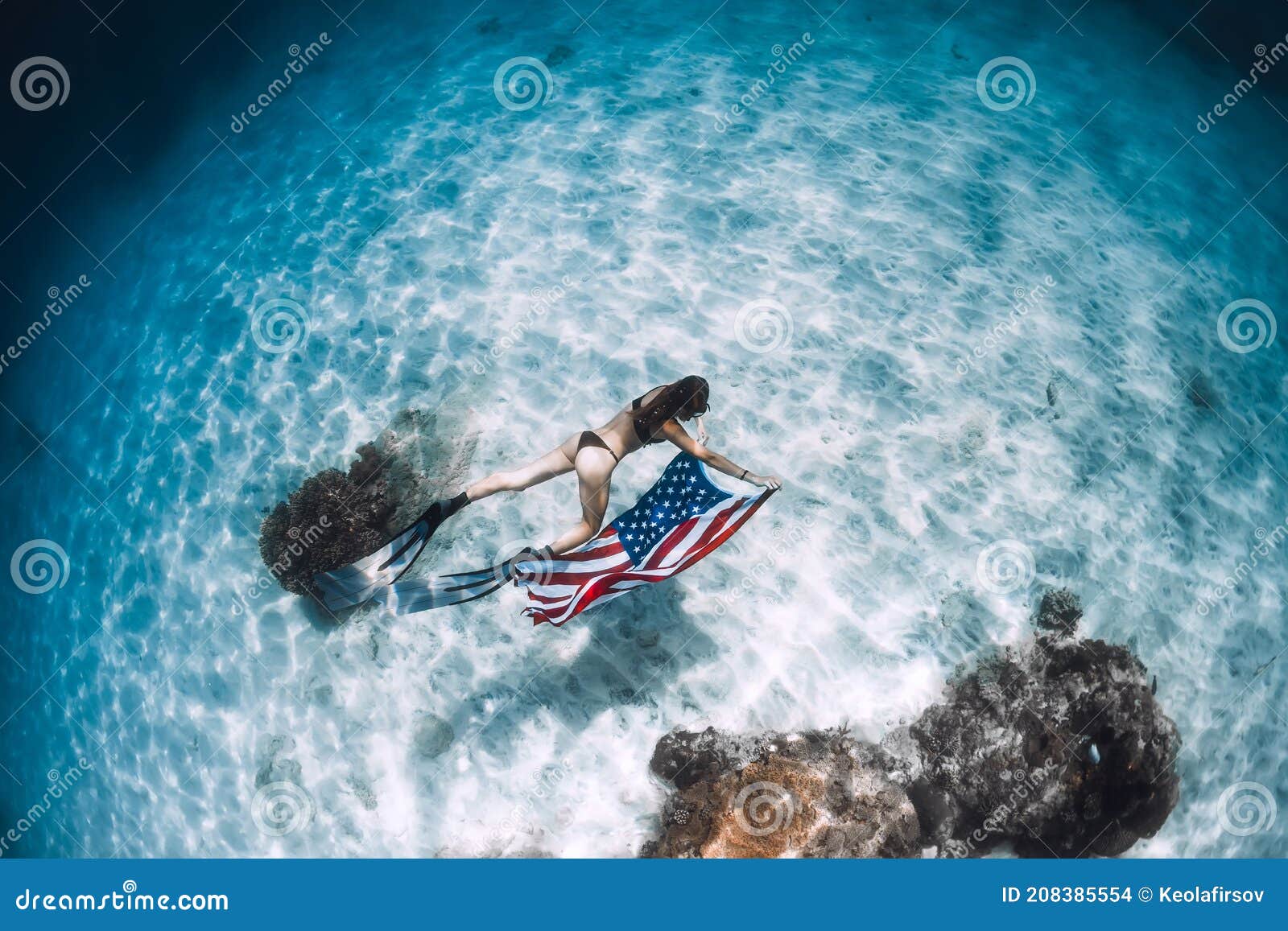 Preceder Meditativo Contaminar Buzo Libre Nadar Sobre El Mar De Arena Con La Bandera De Los Estados  Unidos. Concepto Del Día De La Independencia Foto de archivo - Imagen de  actividad, lifestyle: 208385554