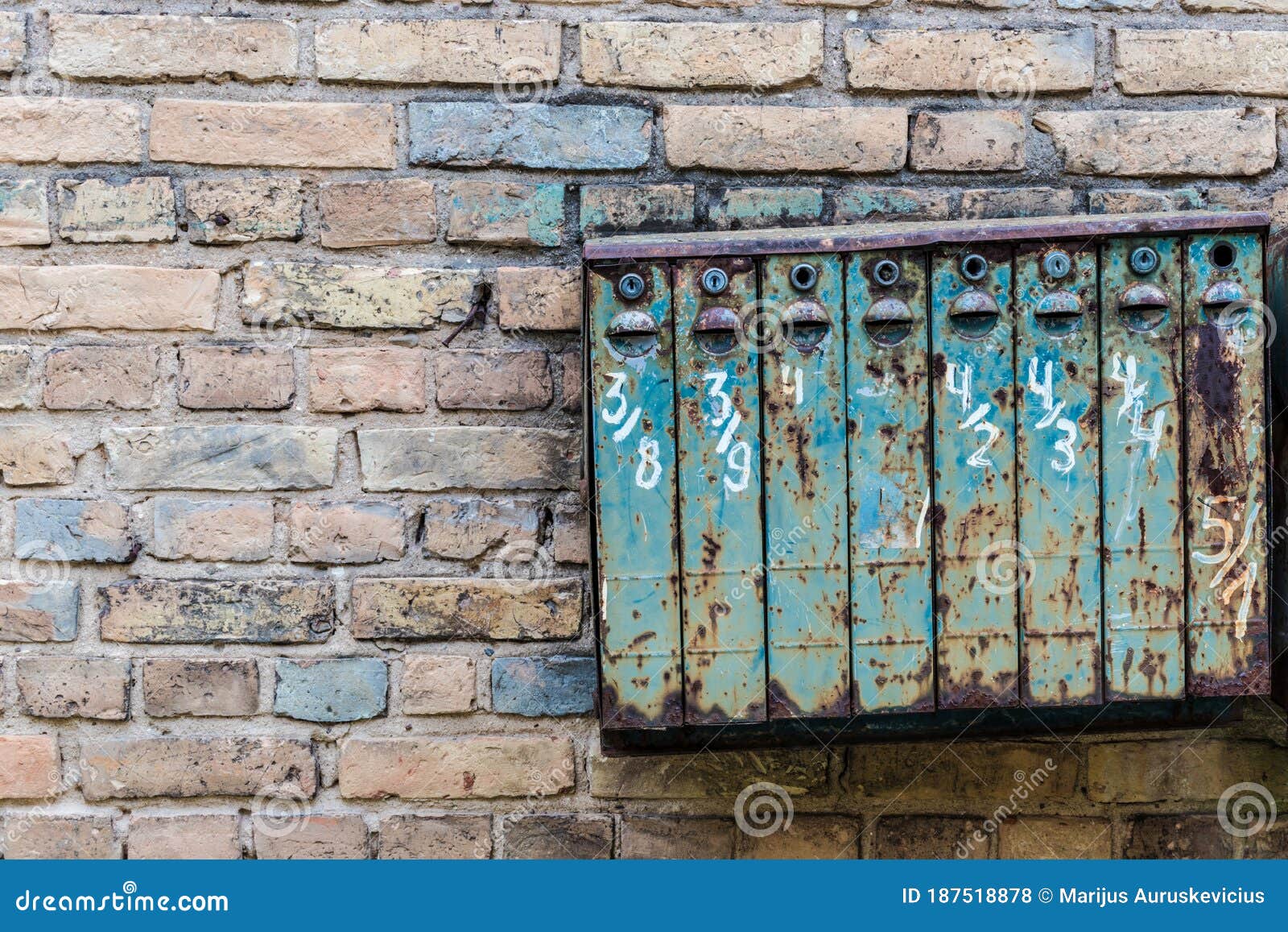 Buzones De Correo De Sovietstyle Antiguos. Viejos Buzones De Metal Y