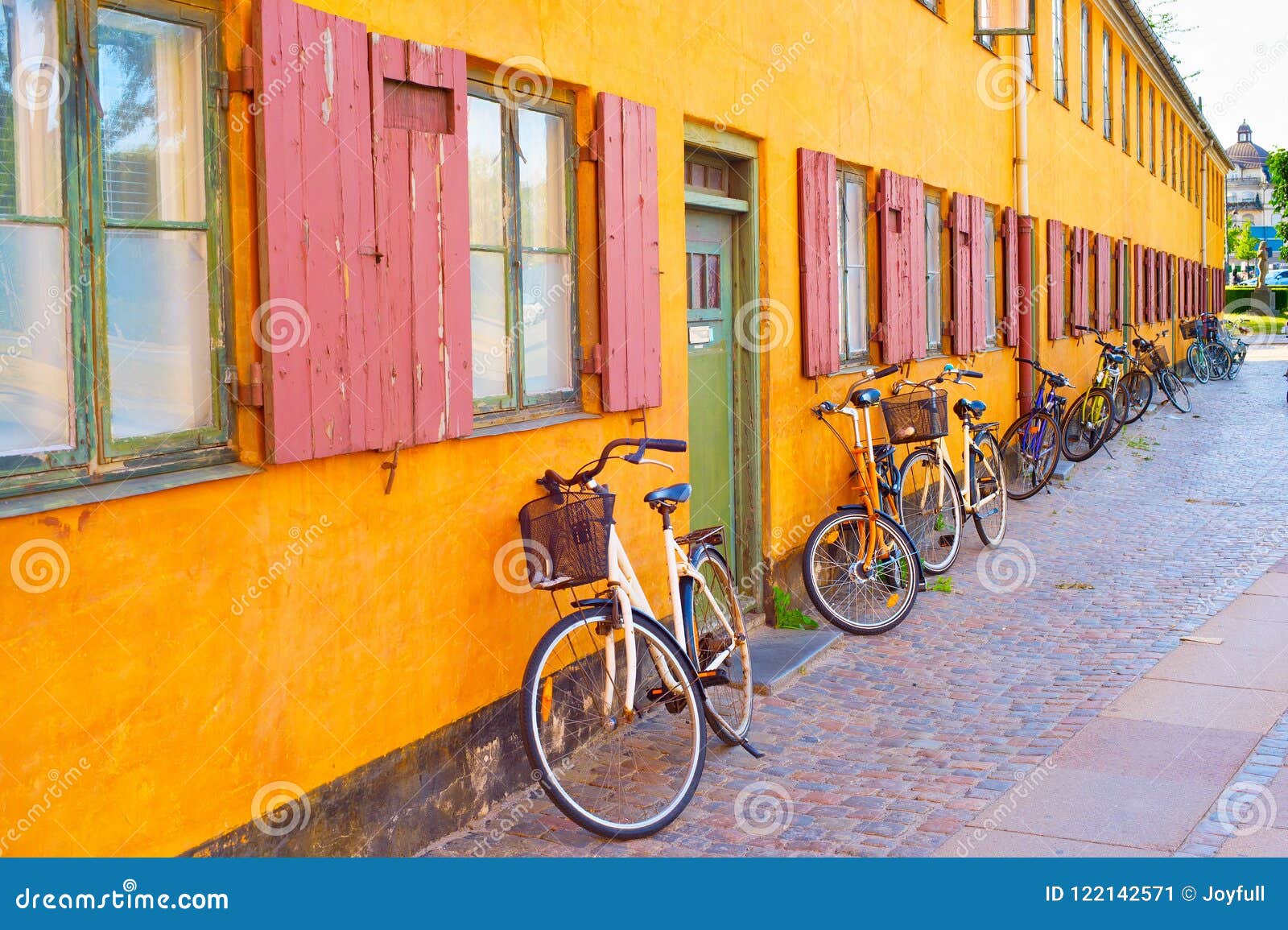 Bycicles老大厦墙壁 哥本哈根. 沿老大厦墙壁的自行车 哥本哈根丹麦
