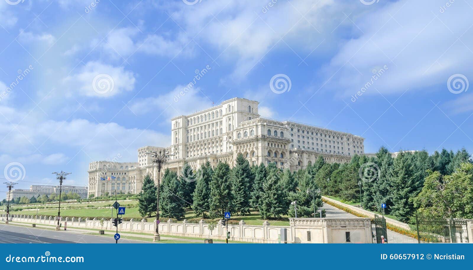 Byggnaden kallade Casa Poporului (folkets hus), den fyrkantiga Piata Constitutiei bucharest romania