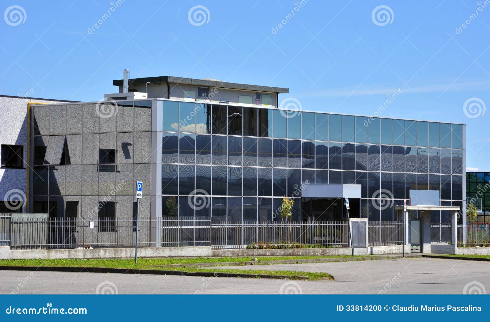 Bâtiment moderne avec l'architecture en verre. Immeuble de bureaux moderne avec l'architecture et le stationnement en verre en parc industriel