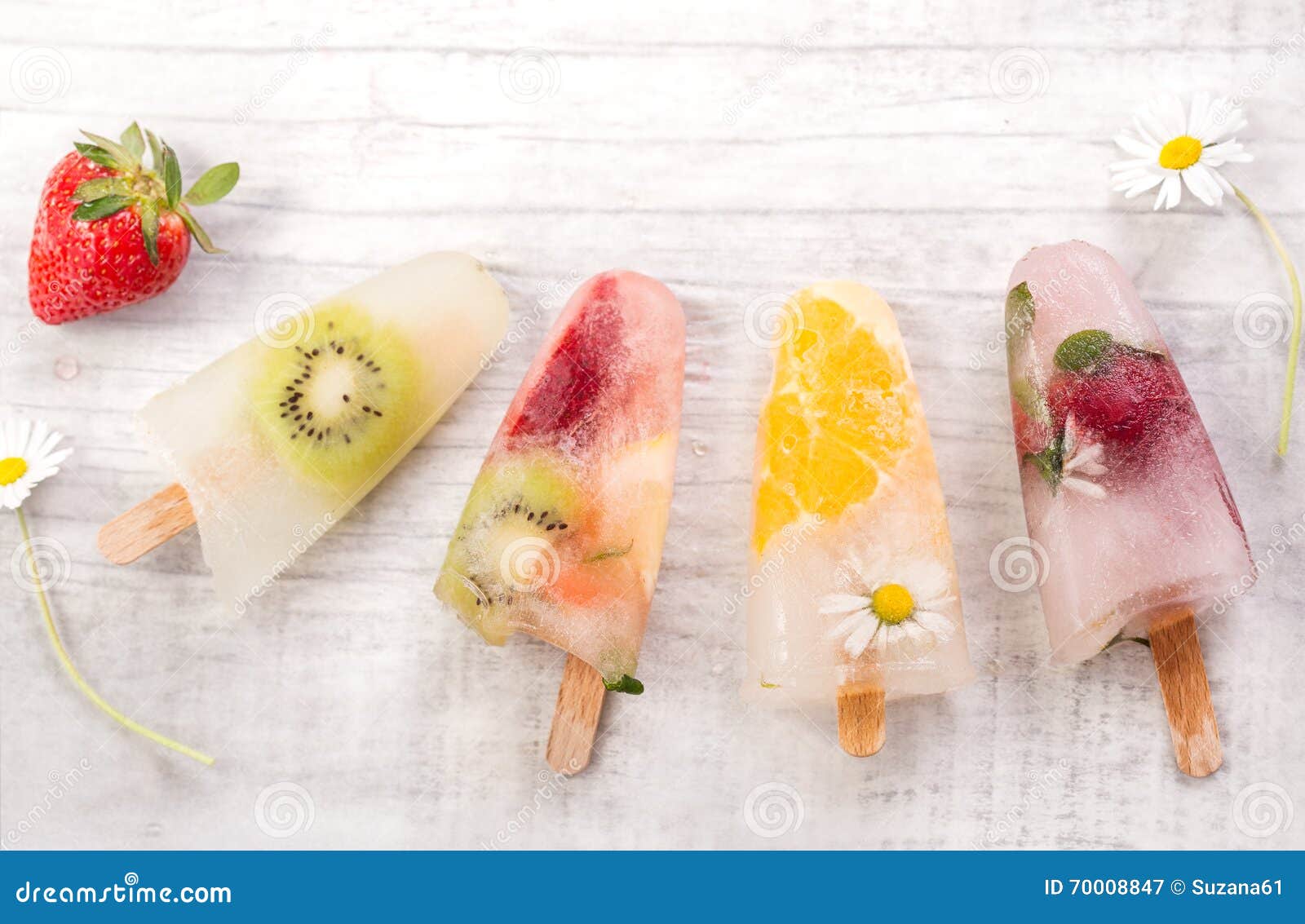 Bâton Fait Maison De Glace à L'eau De Fruit Image stock Image du