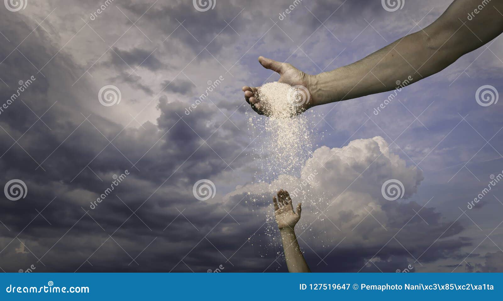 Bóg ręki dolewanie Za błogosławieństwie Przez bielu Chmurnieje W kierunku ręki mężczyzna