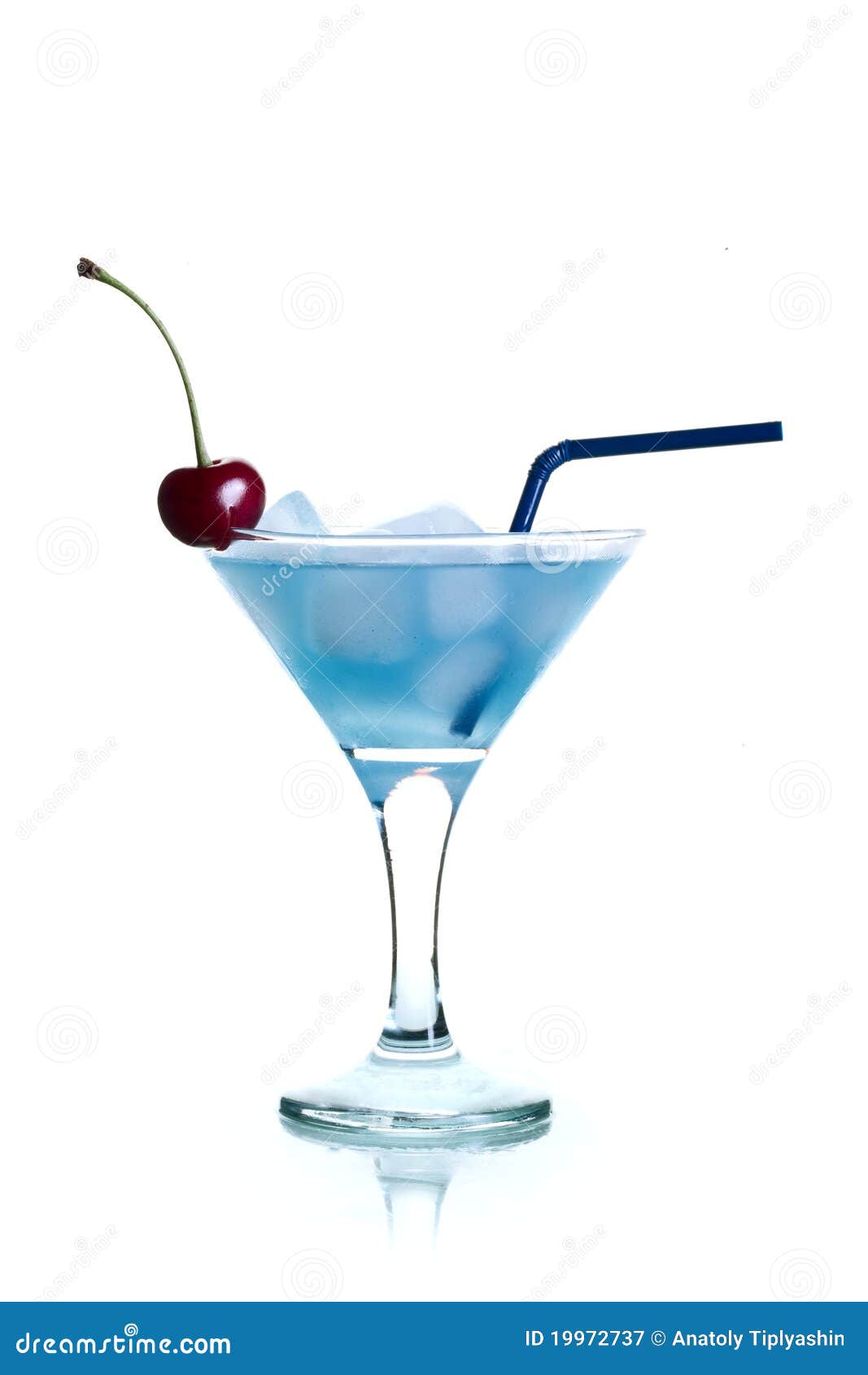Błękitny koktajl Martini. Błękitny koktajl nad biel odosobniony Martini