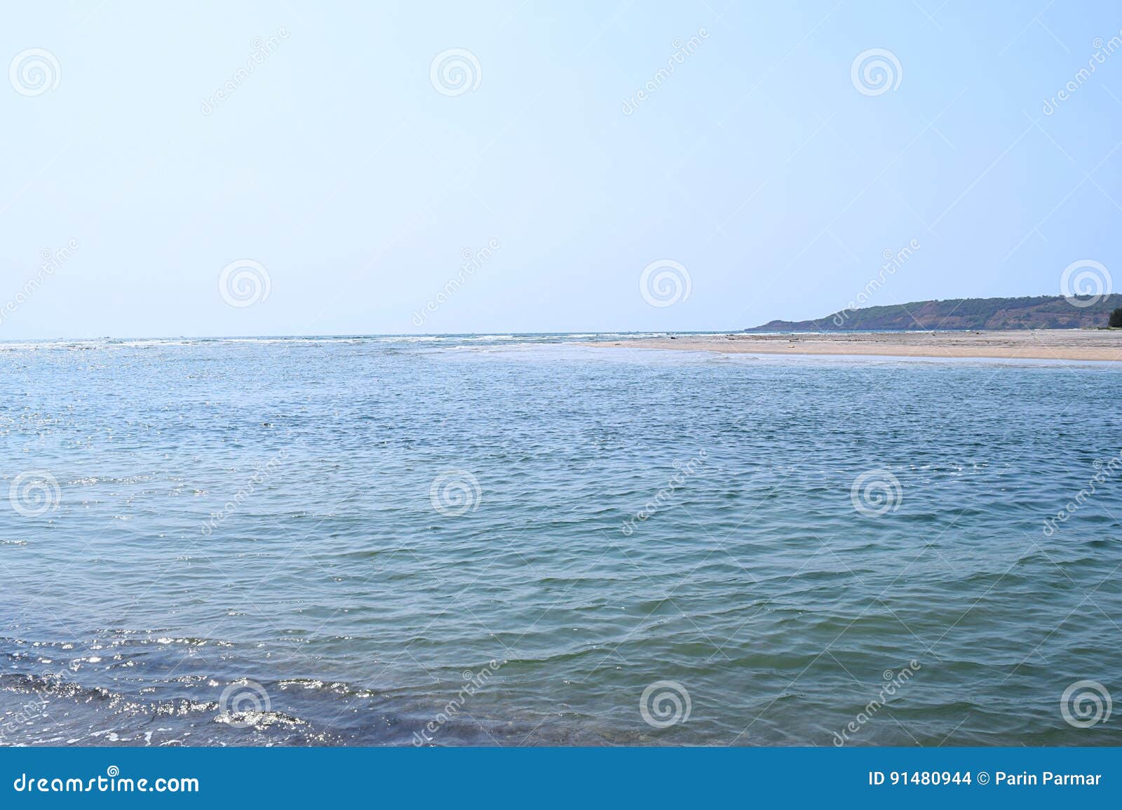 Błękitny Nawadnia artykuły plaża - Spokojna i Nieskazitelna plaża w Ganpatipule, Ratnagiri, maharashtra, India. To jest fotografia artykuły plaża, jeden bliźniaczy artykuły który jest bardzo spokojnym i czystym plażą w India wyrzucać na brzeg,
