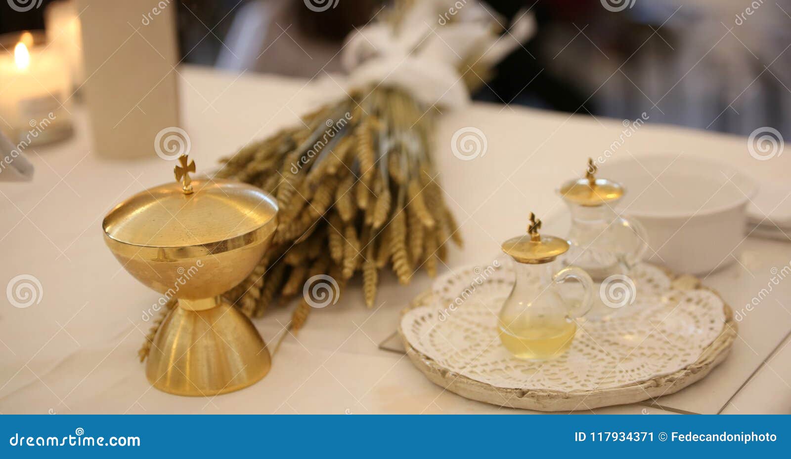 Cáliz De Oro Y Los Oídos Del Trigo Sobre Un Altar En Iglesia Imagen de  archivo - Imagen de santo, cereal: 117934371