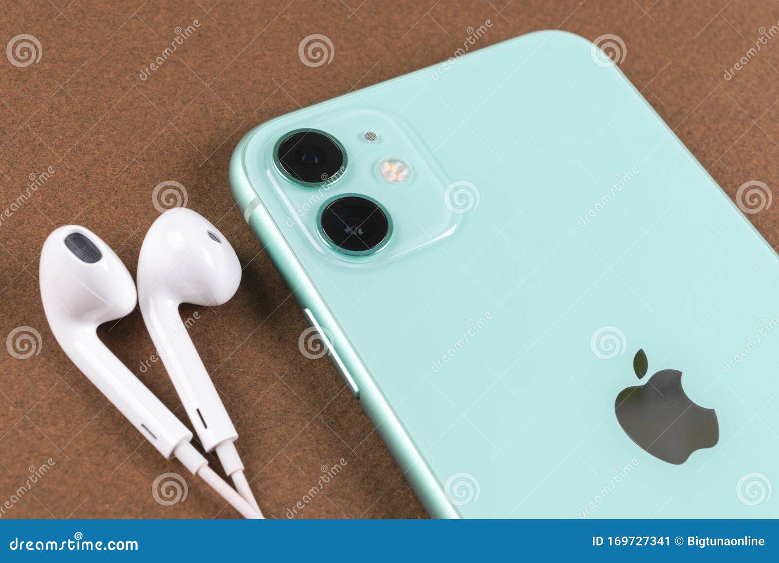 Cámara Apple IPhone 11 Y Auriculares Cerrados En El Escritorio Captura De  Estudio De La Cámara Original Verde Apple IPhone 11 Foto editorial - Imagen  de finlandia, auriculares: 169727341