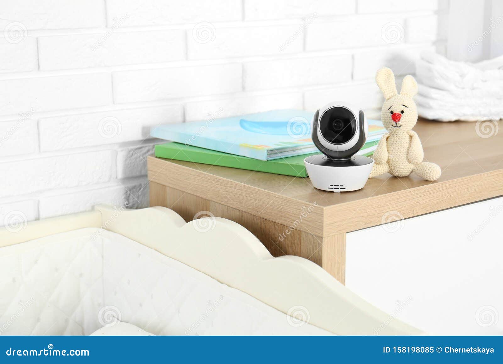 Cámara Para Bebés Con Libros Y Juguetes En La Cómoda Cerca De La Cuna En La Habitación. Niñera De VÃdeo Imagen de archivo - Imagen de bebés, vídeo: 158198085