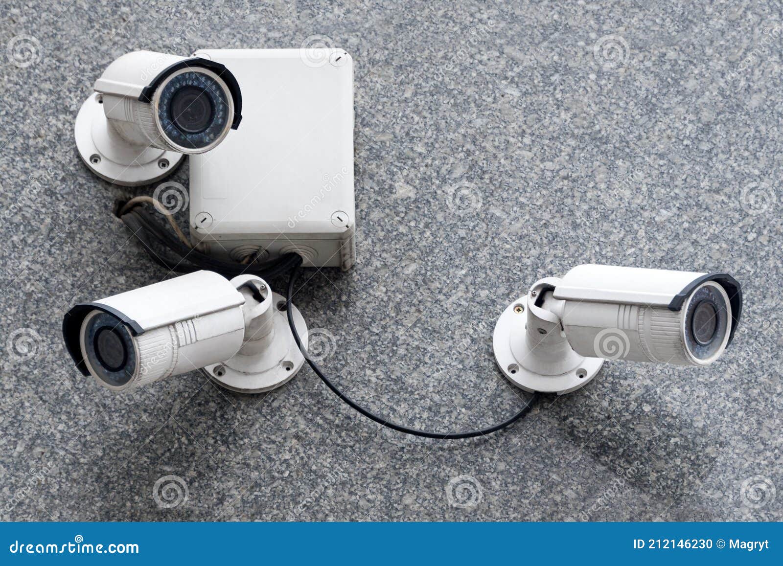 Cámaras De Seguridad En Un Edificio Moderno. Cámara De Vigilancia  Profesional. Cctv En La Pared Con Luces Led Ir. Sistema De Segur Foto de  archivo - Imagen de circuito, moderno: 212146230