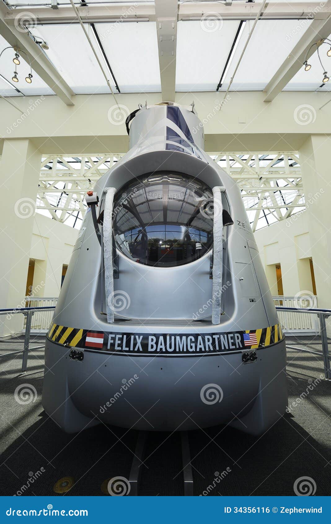 Cápsula De Red Bull Stratos Foto editorial - Imagen de metal, puerta:  34356116, image size:1068x1690