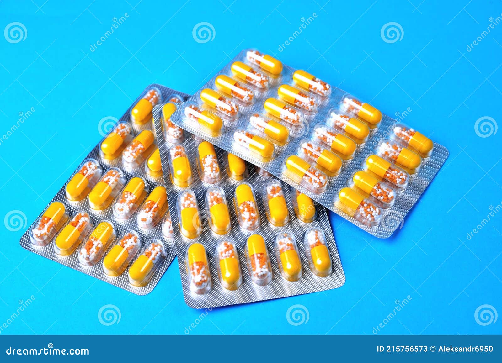 Close da caixa de medicamentos em branco com embalagem blister