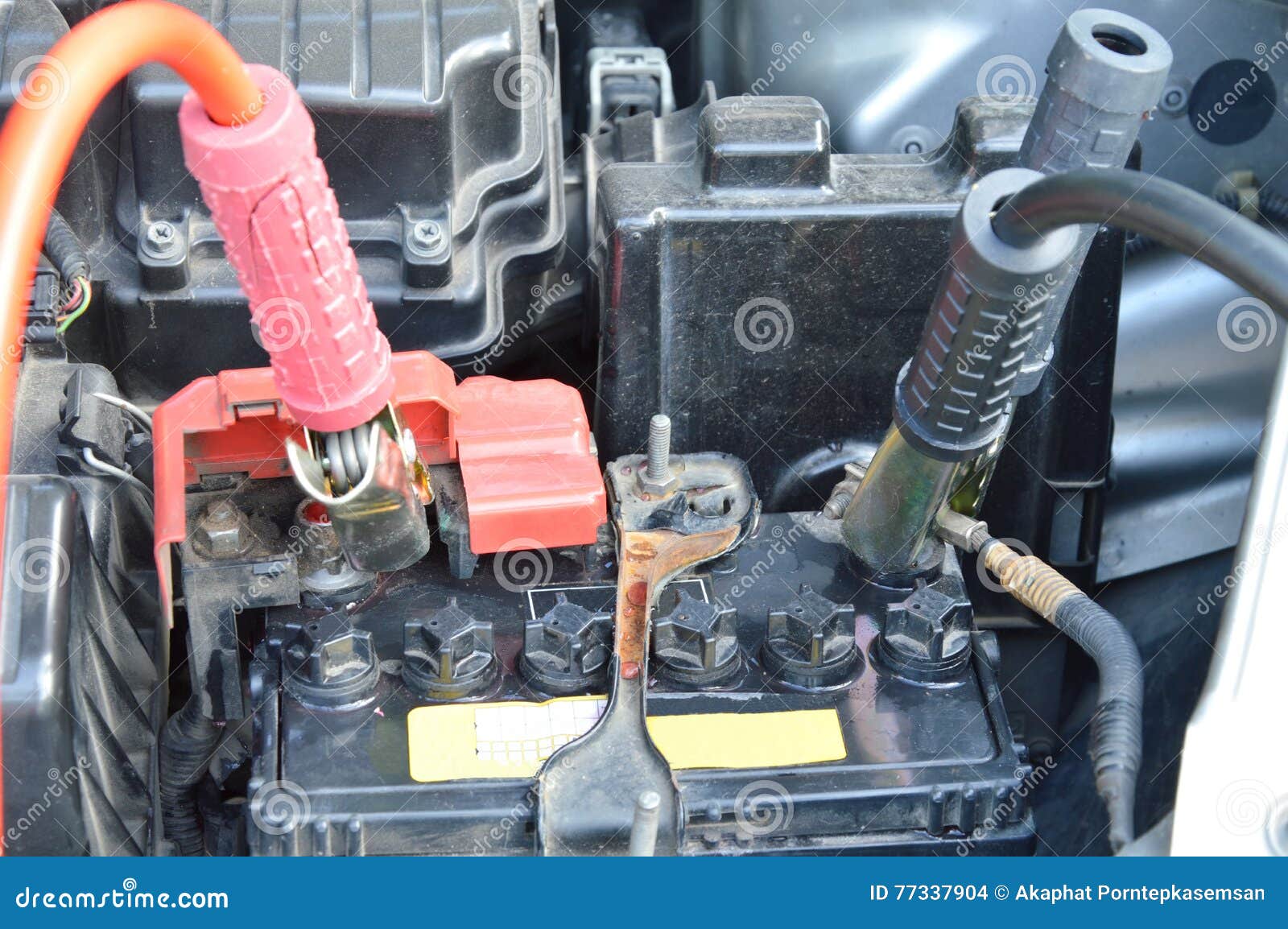 Câble Pour Que La Batterie De Voiture Morte De Charge Presse