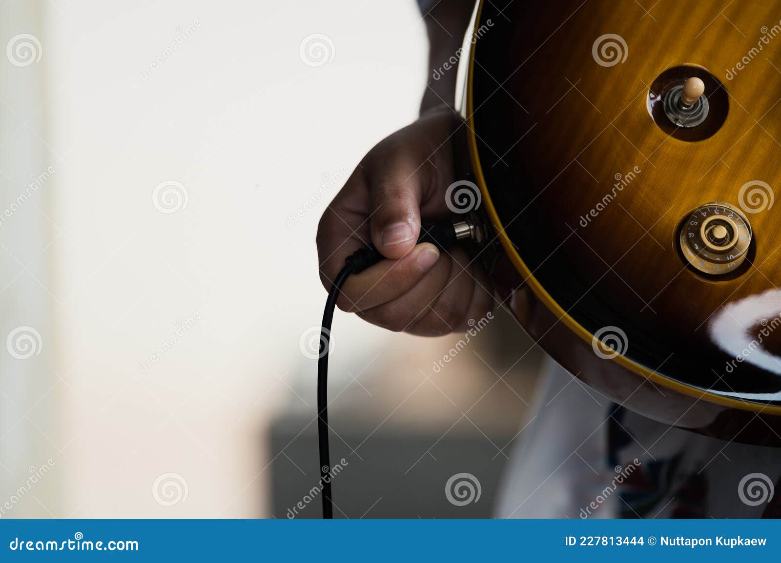 Câble Prise Dans La Guitare électrique Insertion à La Main Prise D