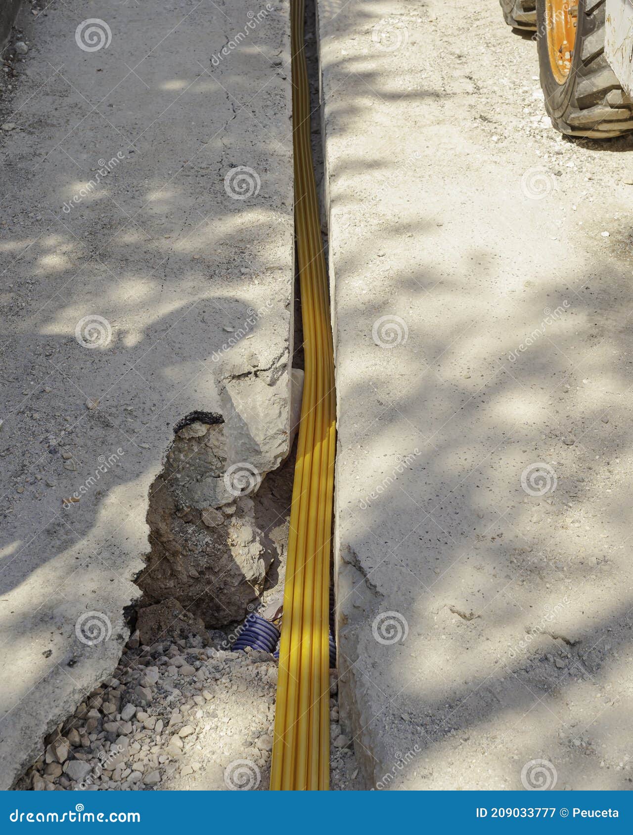 Bobine de cable et fibre optique dans la route au cours de la