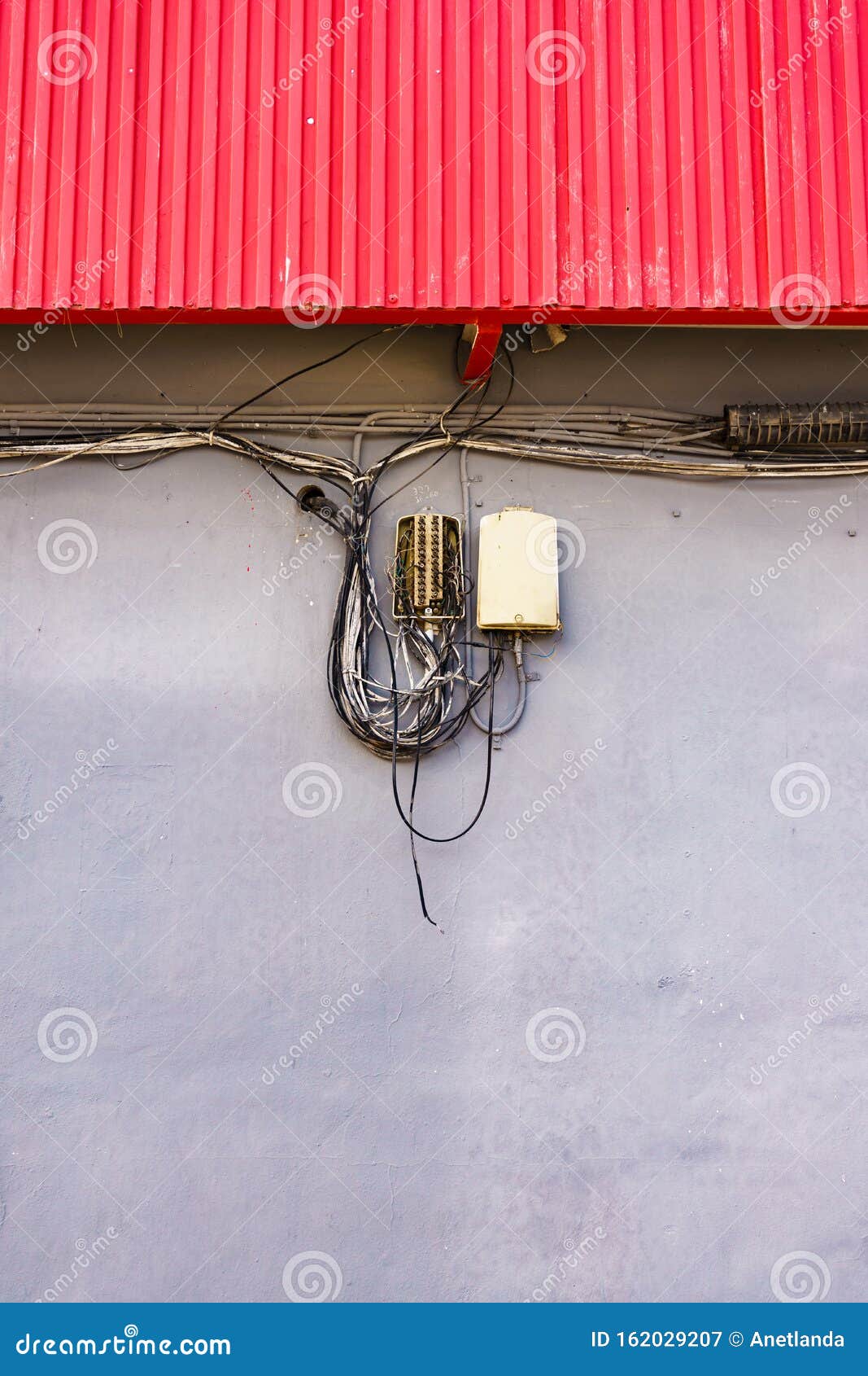 Câbles D'alimentation Par Câble Dans Le Mess Enchevêtré Sur Le Mur Extérieur  Image stock - Image du maison, embrouillement: 162029207