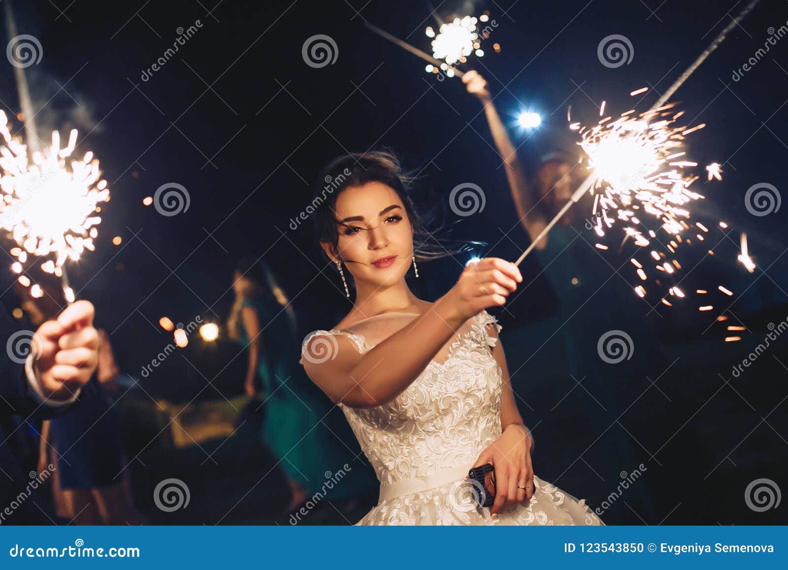 Célébration De Verchernee Du Mariage Jeune Mariée Tenant Le Cierge Magique  Photo stock - Image du gens, mariage: 123543850