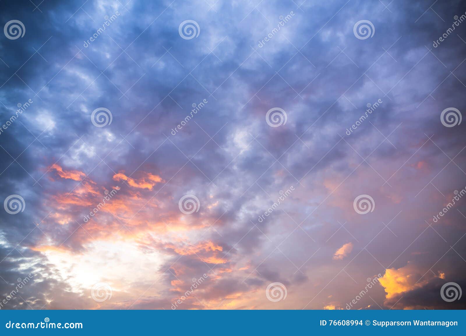 Céu Do Pôr Do Sol Com Nuvens Da Noite Como Vista Panorâmica Hdri
