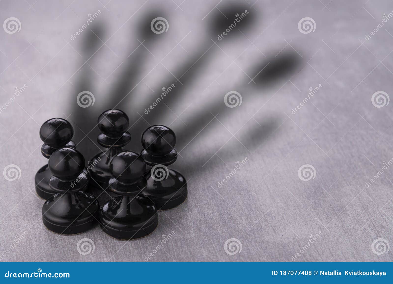 Peça de xadrez com sombra do rei