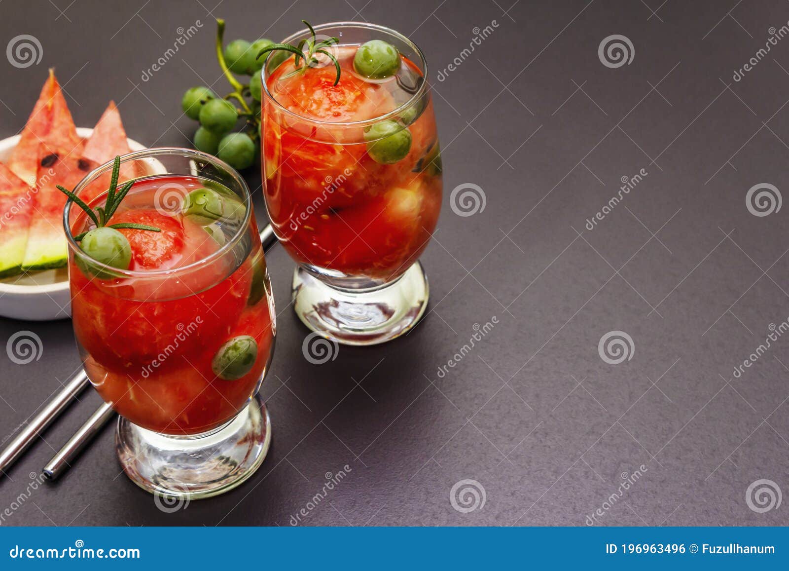 Cóctel De Fruta Fresca Sin Alcohol Sandía Jugosa, Uva Verde, Romero Y Agua Tónica Foto de - Imagen de lifestyle: 196963496