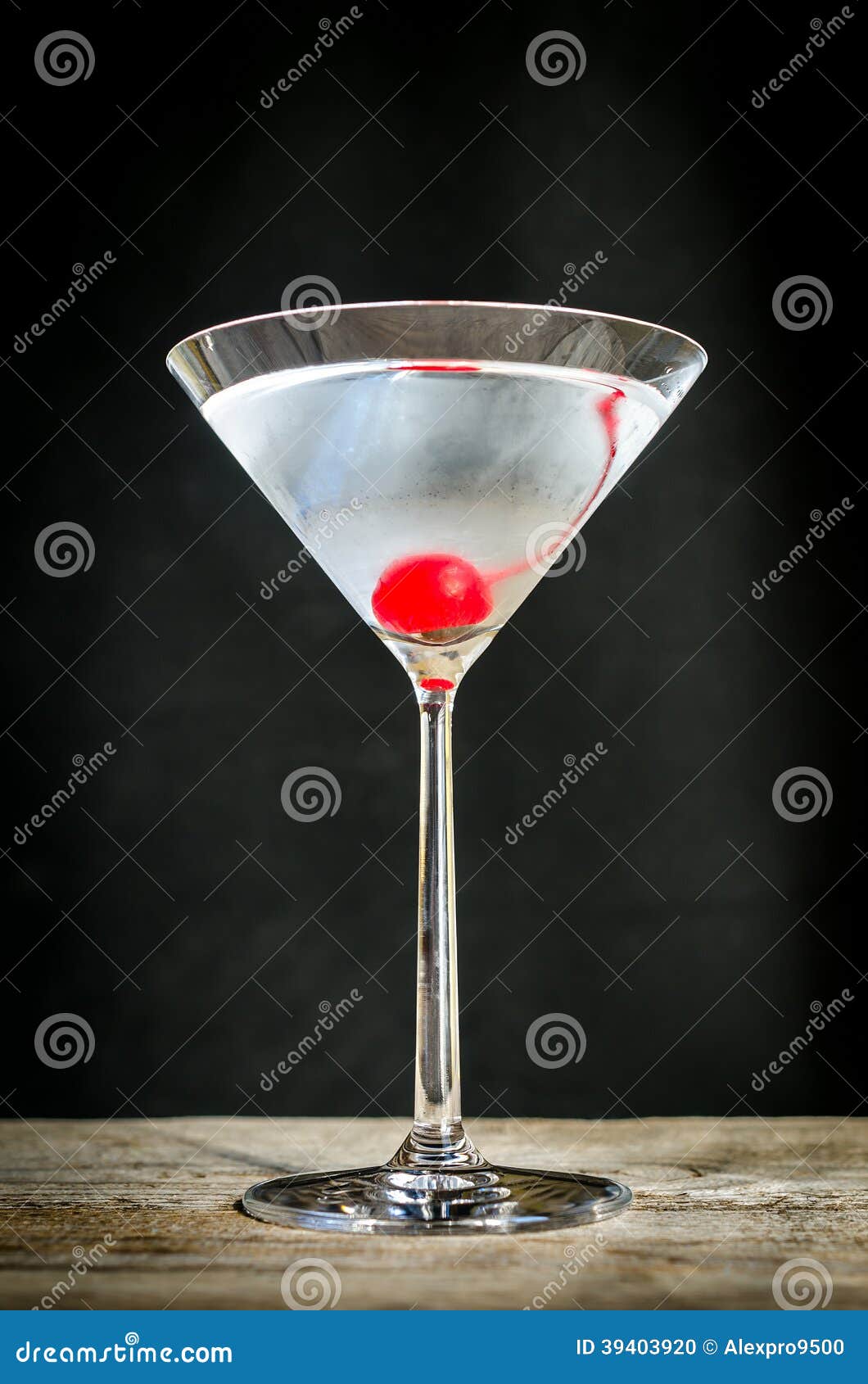 Cóctel De Martini Con La Cereza Marrasquino de archivo Imagen de bebida, alcohol: 39403920
