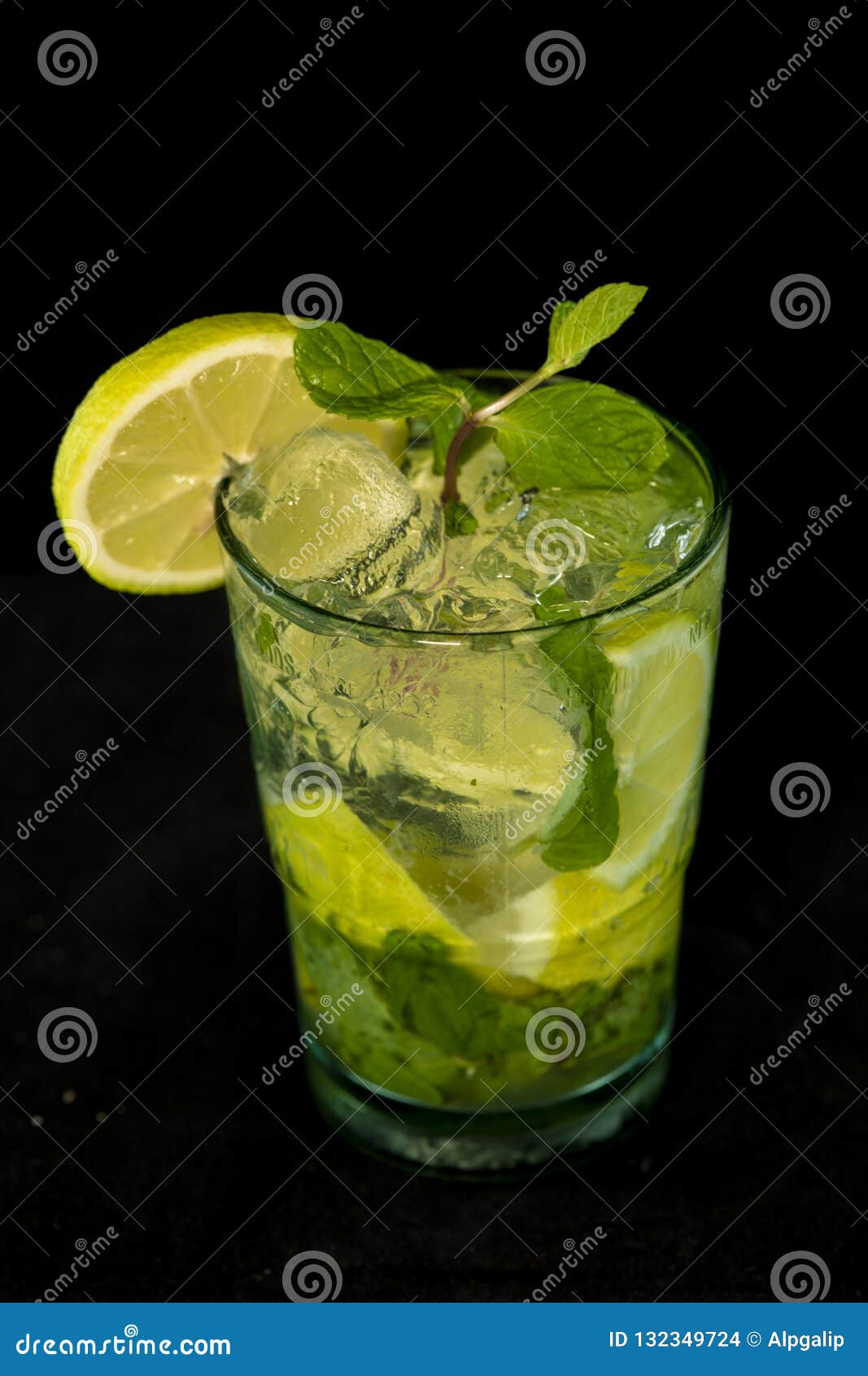 Cóctel De Mojito Ron, Azúcar Marrón, Jugo De Limón, Menta Y Agua De Soda Foto de archivo - Imagen adorne, gris: 132349724