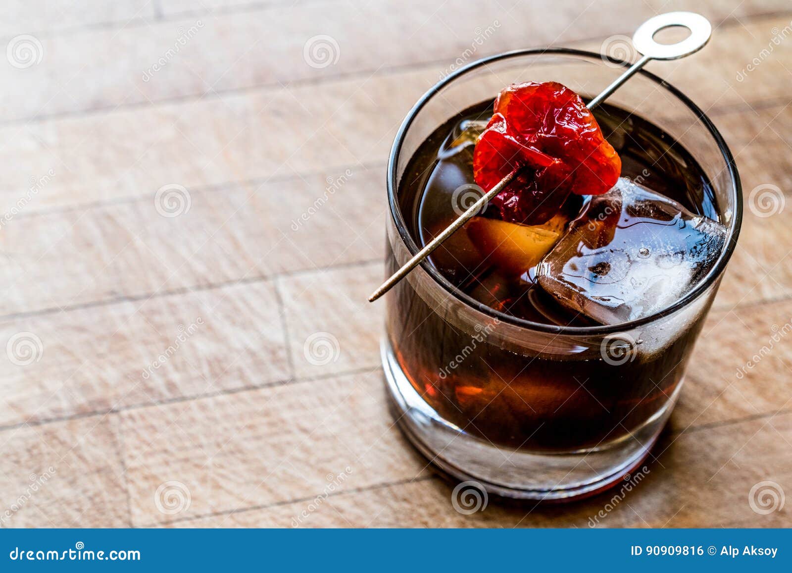 Cóctel Ruso Negro Con El Licor De La Vodka Y Del Café Foto de archivo - de cristal, rocas: 90909816